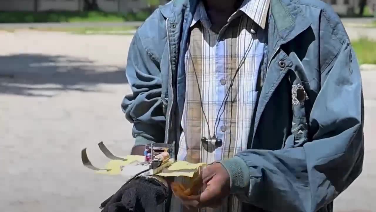 Estudiante nigeriano crea un guante que convierte señas en voz