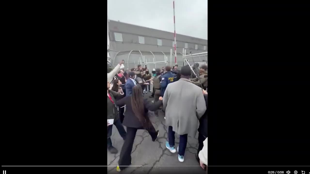 Các chính trị gia Đảng Dân chủ đang STORMING các cơ sở giam giữ ICE