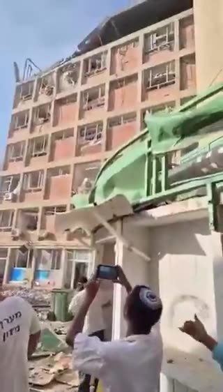 2.- Irán ataca con misil balístico el Hospital Soroka en Beer Sheva (Tel Aviv)