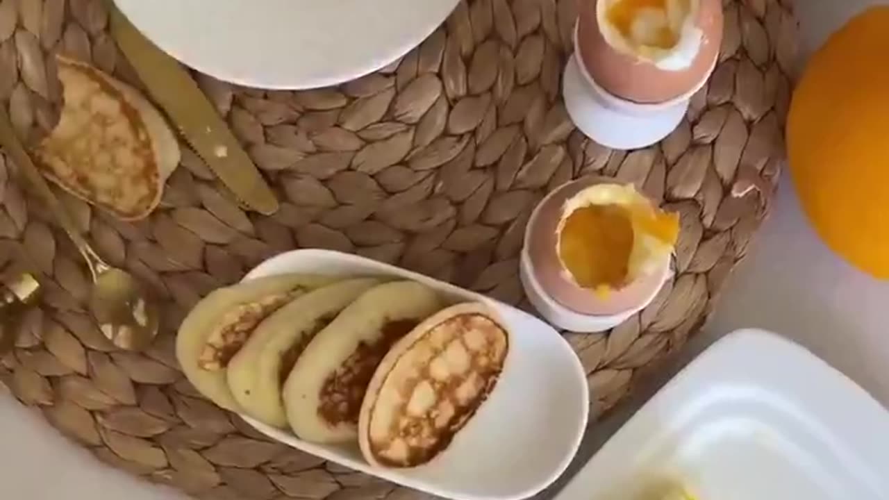 How do rich people break eggs so elegant