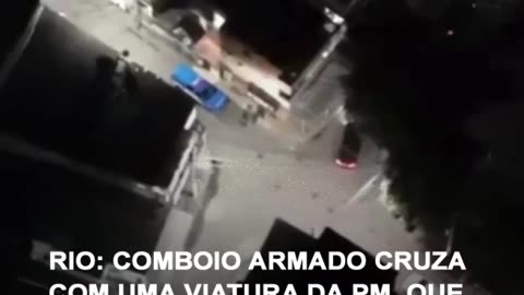 Rio: comboio armado cruza com uma viatura da PM, que não reage
