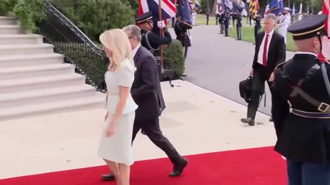 United Kingdom Prime Minister Keir Starmer (@Keir_Starmer) arrives at the White House 🇺🇸🇬🇧
			