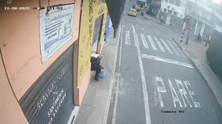 delincuente se camufló como indigente para robar en una tienda