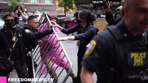 ICE Protesters PEPPER SPRAYED as they BLOCK gates to NYC Federal Plaza ICE HQ