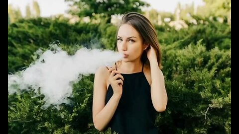 Girl Smoking 🚬🚭