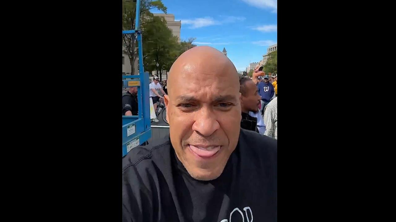⚠️ CRINGE ALERT: Corey Booker at a 'No Kings' Protest.