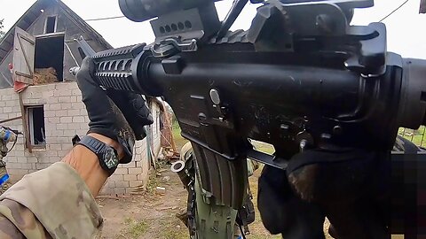 Shocking Footage Shows Intense Combat Between Ukrainian and Russian Soldier
