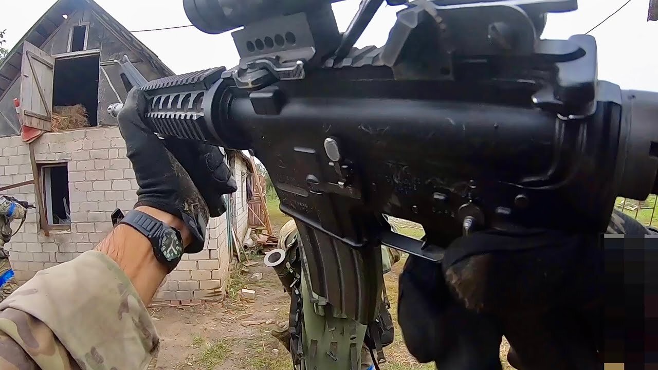 Shocking Footage Shows Intense Combat Between Ukrainian and Russian Soldier