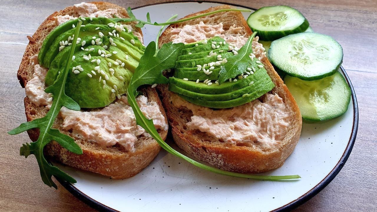 5-Minute Avocado Tuna Toast 🥑 Quick & Easy Breakfast for Weight Loss