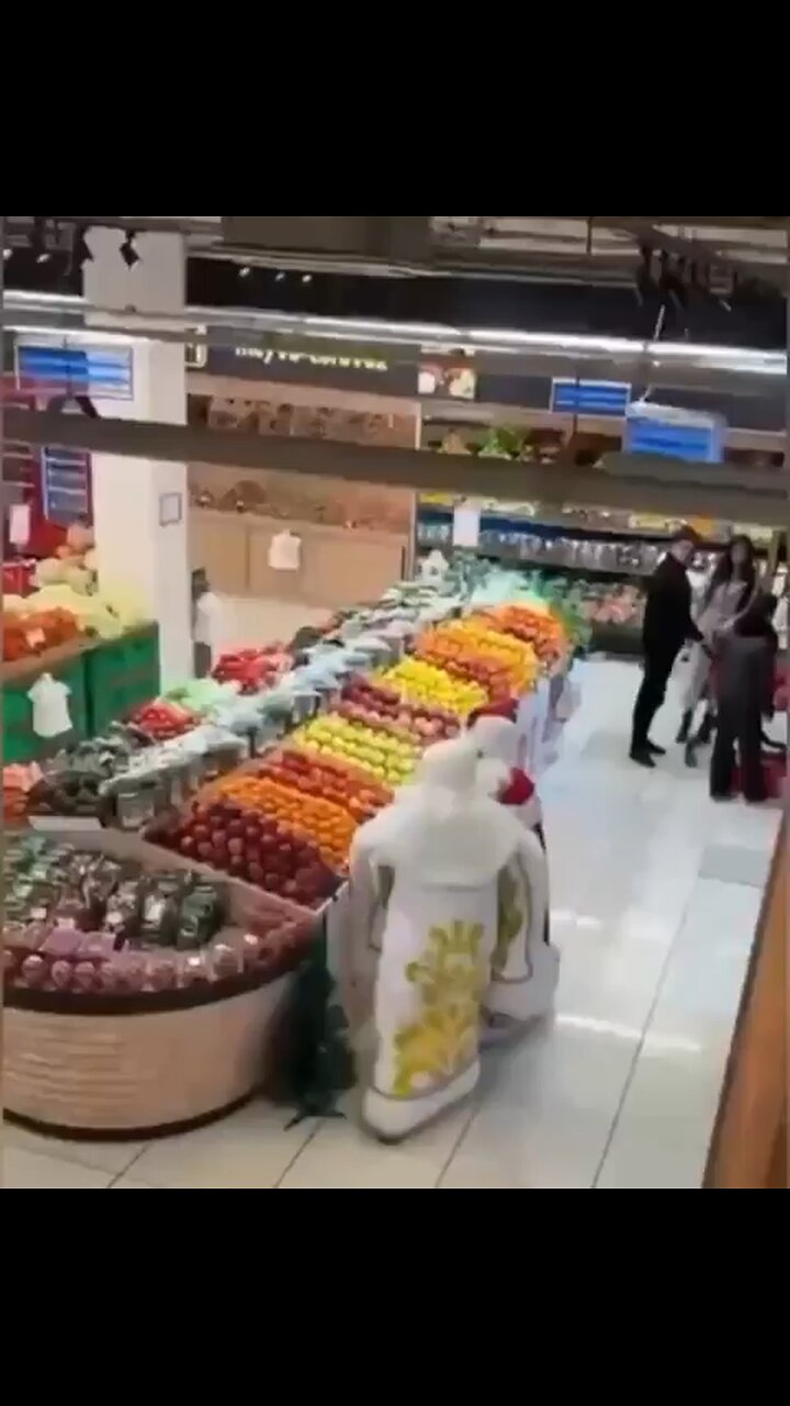 Two Father Christmas fighting in the mall