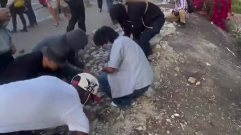 Anti-ICE rioters load up with rocks to throw at police