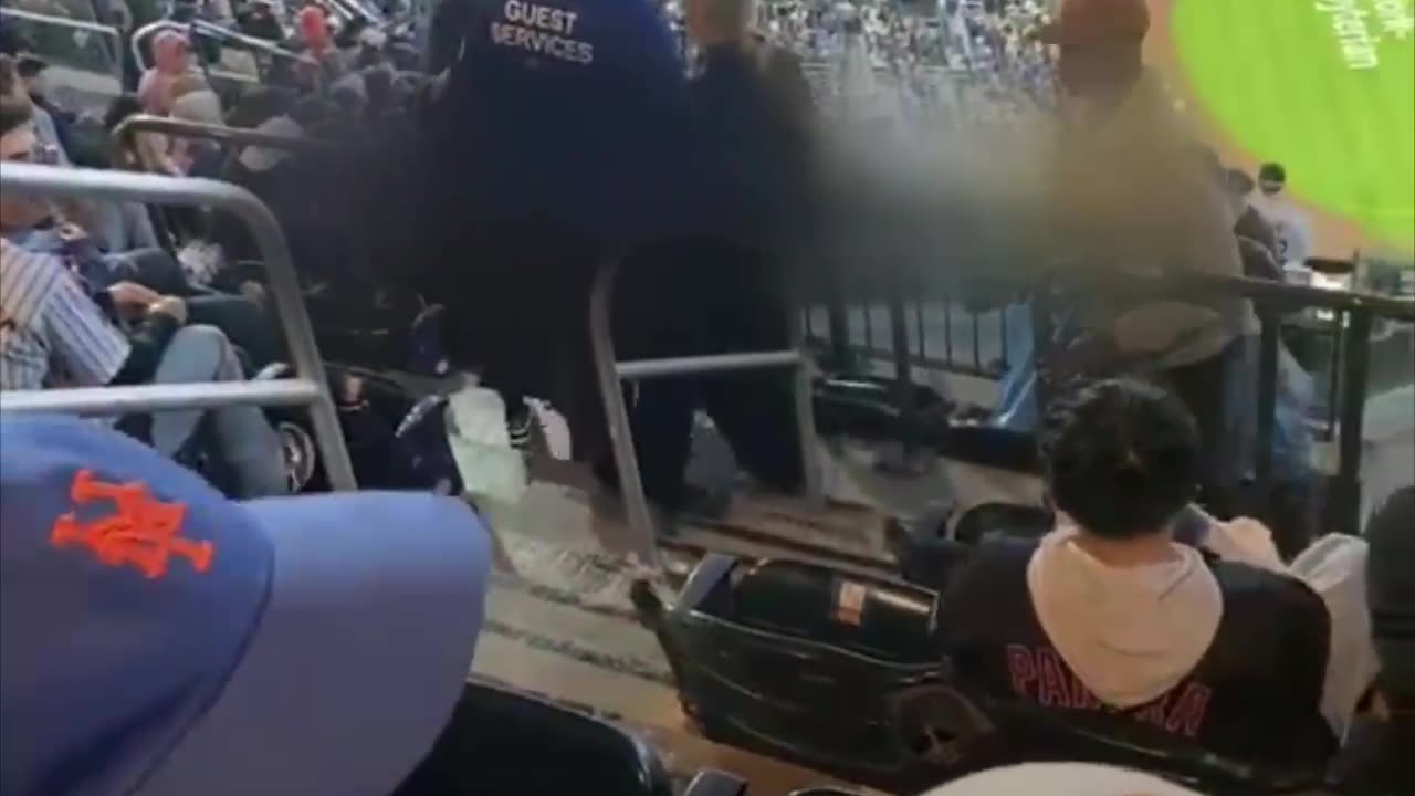 Una joven fue expulsada de un estadio por comportamiento inapropiado