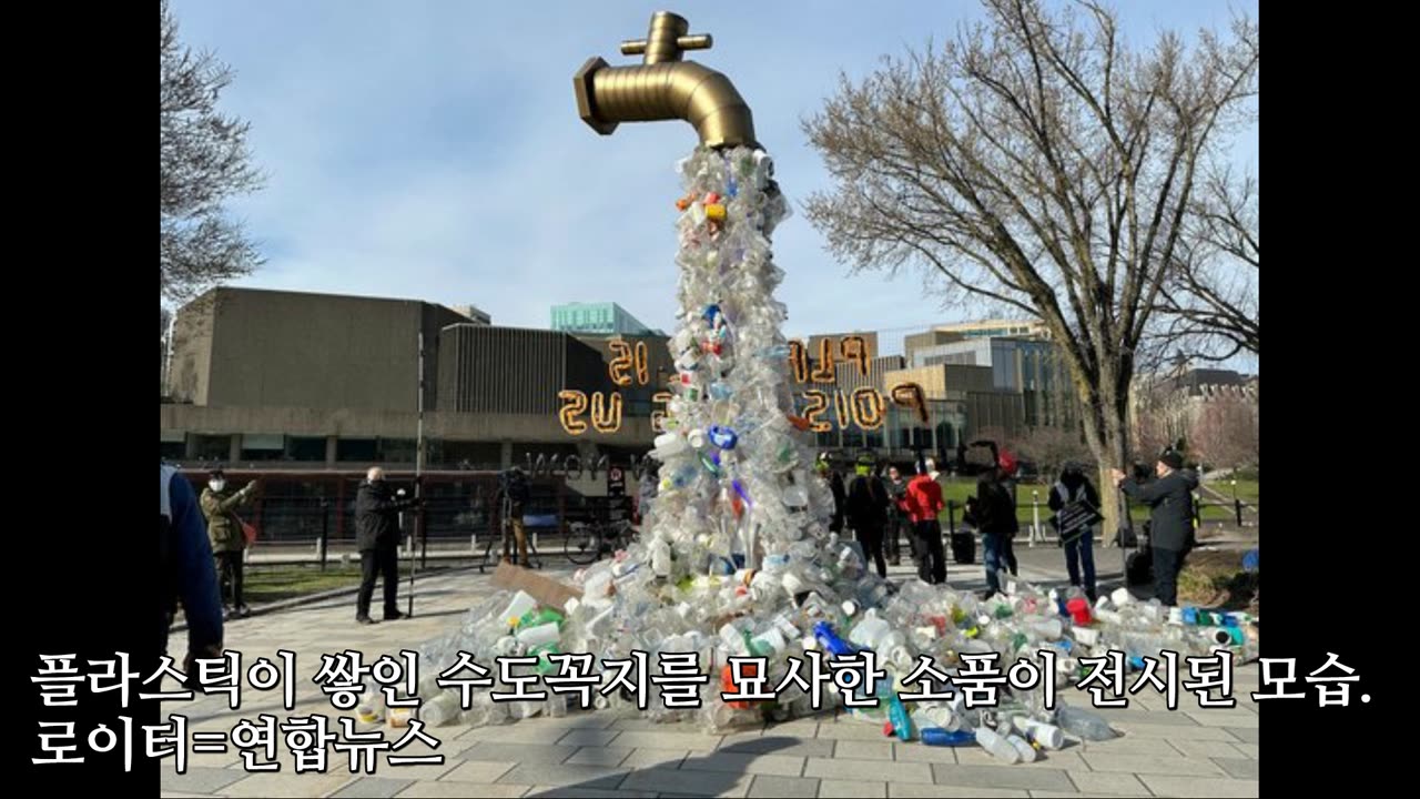 생수 속 미세플라스틱, 뇌에도 쌓인다… "비정상 행동 보여"