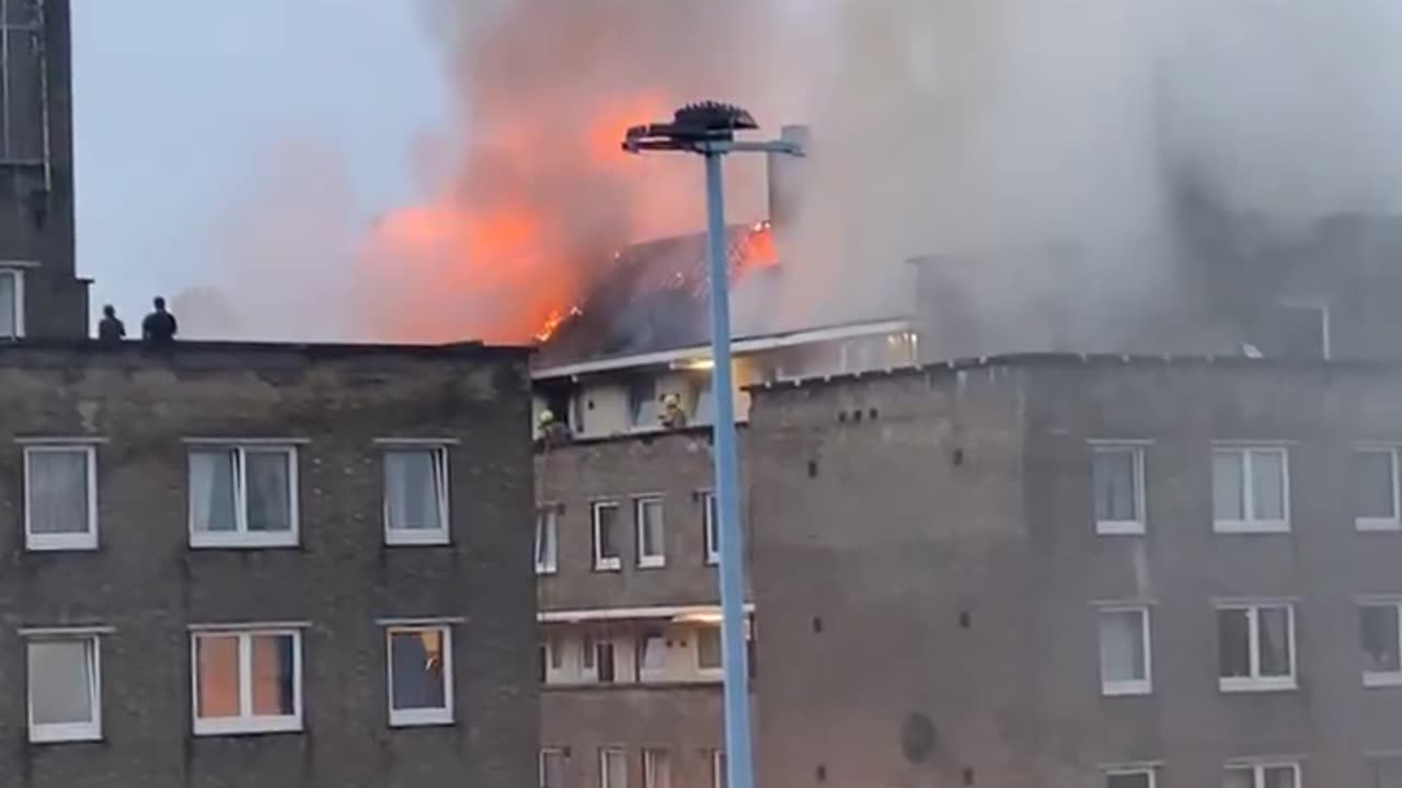 Fire breaks out at Apartment block in Battersea London, over 80 firefighters on the scene