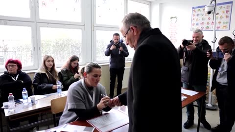 Kosovo votes in a bid to end a year-long political impasse