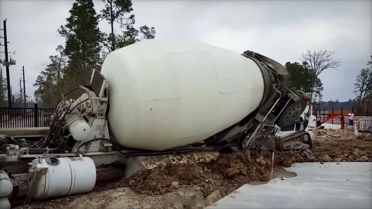 70 Shocking Moments Caught Right Before Disaster Struck