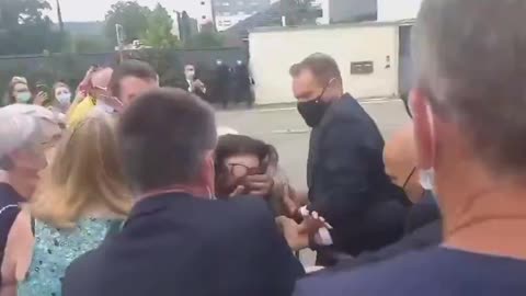 Who did it better? This guy or the "wife"? Macron slap