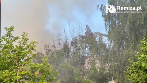 Wciąż trwa akcja gaśnicza pożaru pustostanu przy ulicy Przymurnej w Lęborku. Strażakom