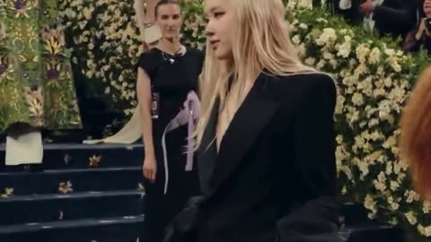 Blackpink Rosé Met Gela 2025