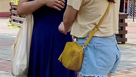 Girl Forgets To Zip Up Her Drees😔
