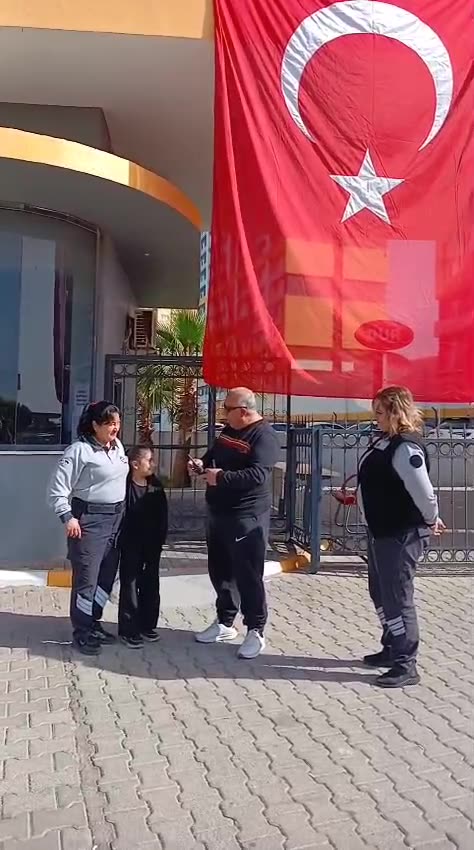 هدیه دادن به دختر کوچولو ناز و خوشگل