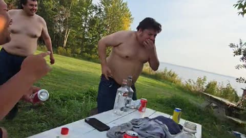 ๐๐ This Drunken Friend Eats A Wasp That Landed On His Burger | FunFM
