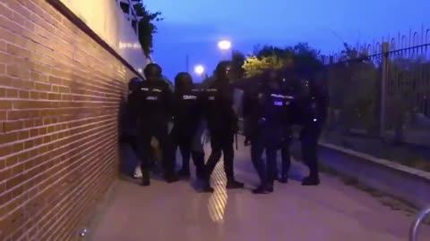 Chaos in Spain： Crowds shot at, beaten, and kicked by system pigs in front of invader center