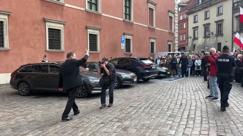 Wśród takich okrzyków Zamek Królewski opuszcza RyszardKalisz , jeden z członków PKW.