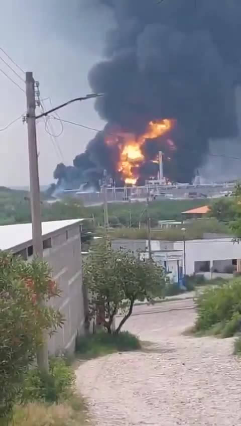 ❗️Massive EXPLOSION at diesel plant in Cadereyta Jiménez, Mexico