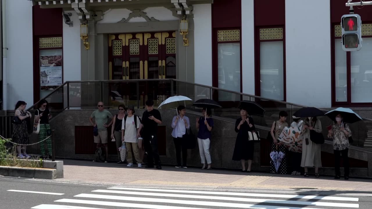 Tourists in Japan's sweltering heat try to stay cool in Kyoto