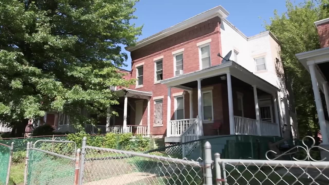 Entrepreneur Reginald Lewis： The Deal That Broke History