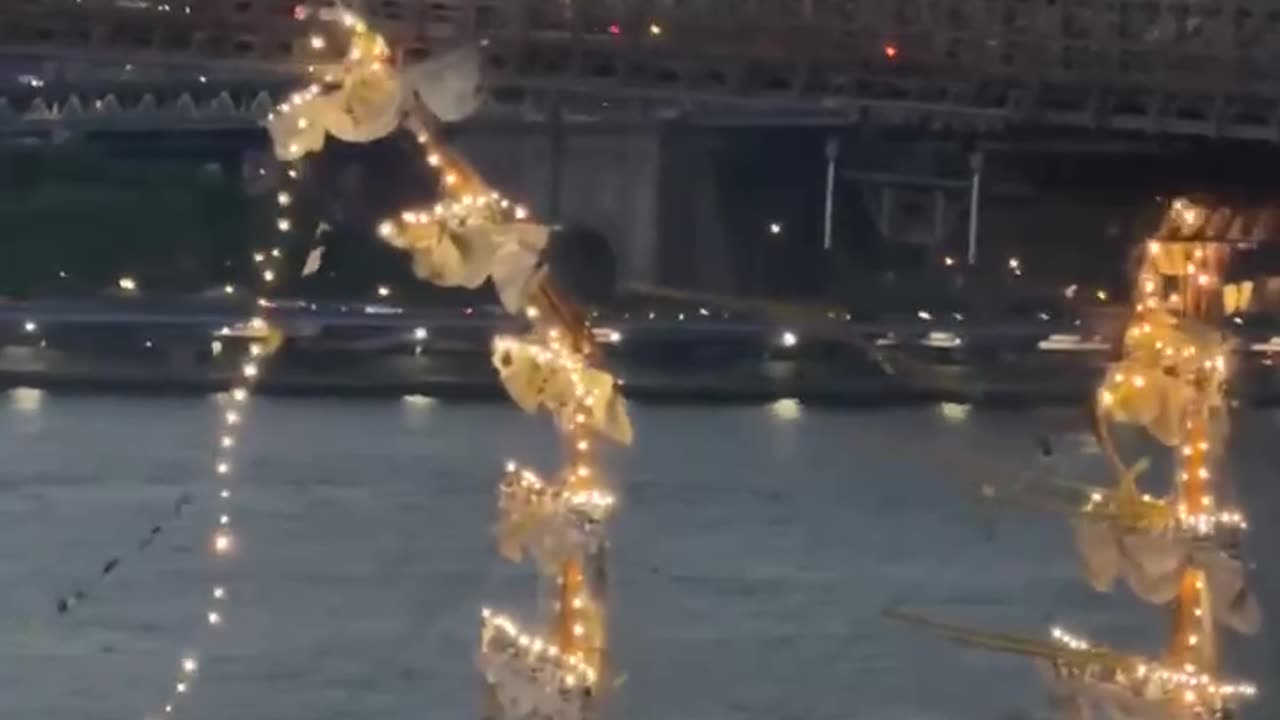 Ship hit the Brooklyn Bridge