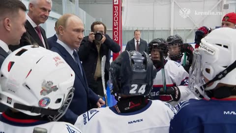 Владимир Путин осмотрел универсальный спортивно