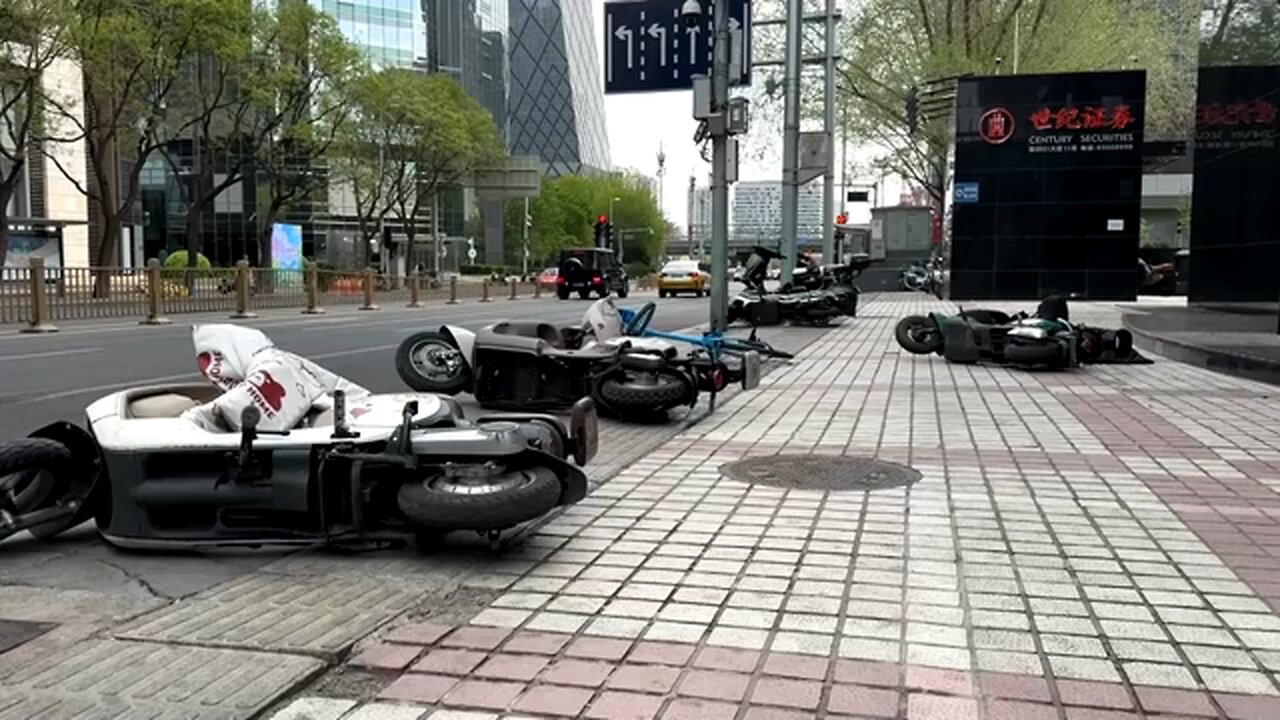 Cold winds sweep Beijing, close key sites, disrupt travel