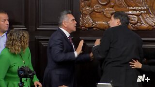 🚨 BREAKING - A massive fist fight has erupted on the Mexican Senate floor as senators clash
