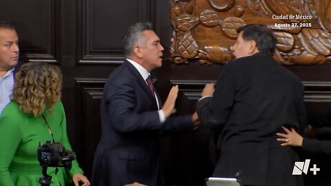 🚨 BREAKING - A massive fist fight has erupted on the Mexican Senate floor as senators clash