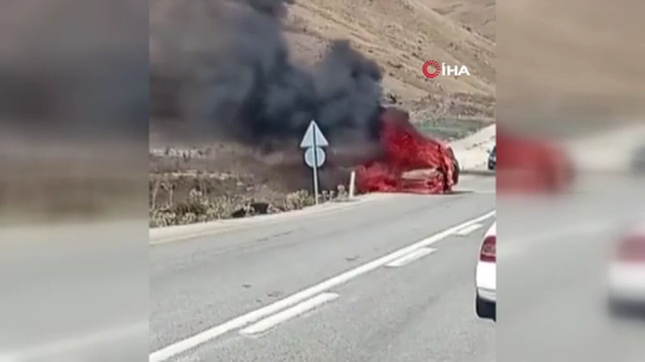 Park halindeki araç alev topuna döndü