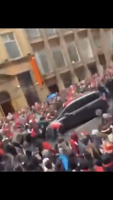 VEHICLE PLOWS INTO SOCCER FANS🛗🏃🚶‍♀️🚐📸CELEBRATING VICTORY IN LIVERPOOL🇬🇧⚽️🛗🚐💫