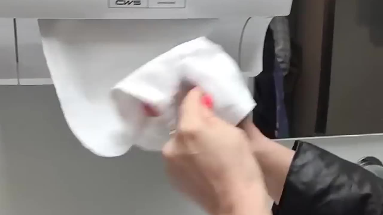 Continuous Cloth Towel Confuses Guests || ViralHog