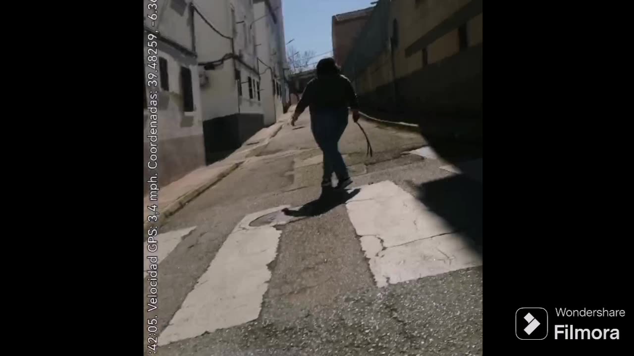 Una Charo intenta intimidarnos con un llavero moruno