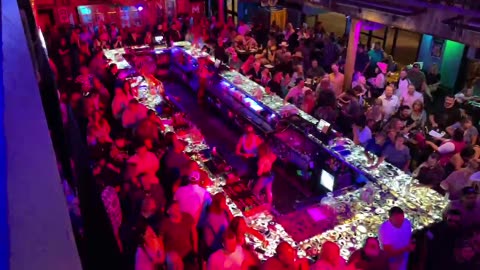 NASHVILLE TN LIVE BROADWAY STREET / PEOPLE WATCHING / BANDS WATCHING / BARS