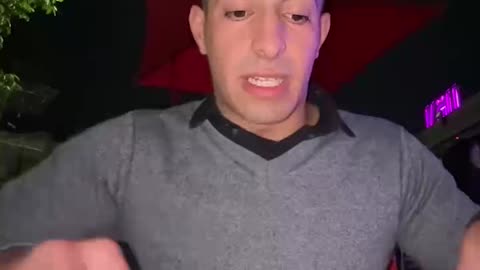 Relata una cita fallida y queda esperando solo con la cena