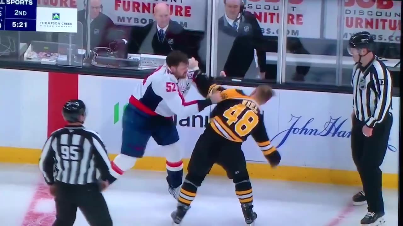 Capitals #52 Dylan McIIrath vs. Bruins #48 Jeff Viel 🤜🏻🤛🏻