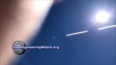 🧐 “ Chemtrail pilot appears to be alarming the public by turning the sprayers off and on repeatedly”