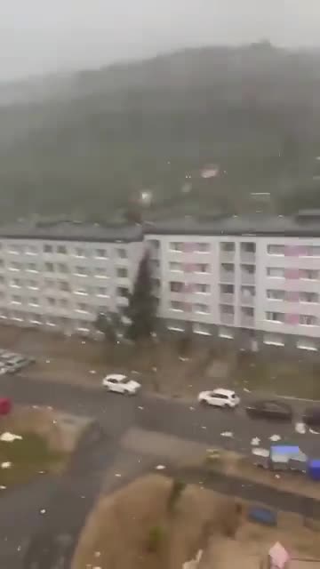 Nawałnica w Koszycach w Słowacji zerwała dach bloku