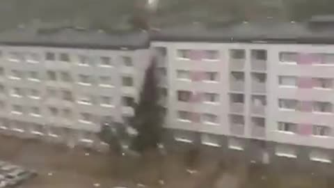 Nawałnica w Koszycach w Słowacji zerwała dach bloku