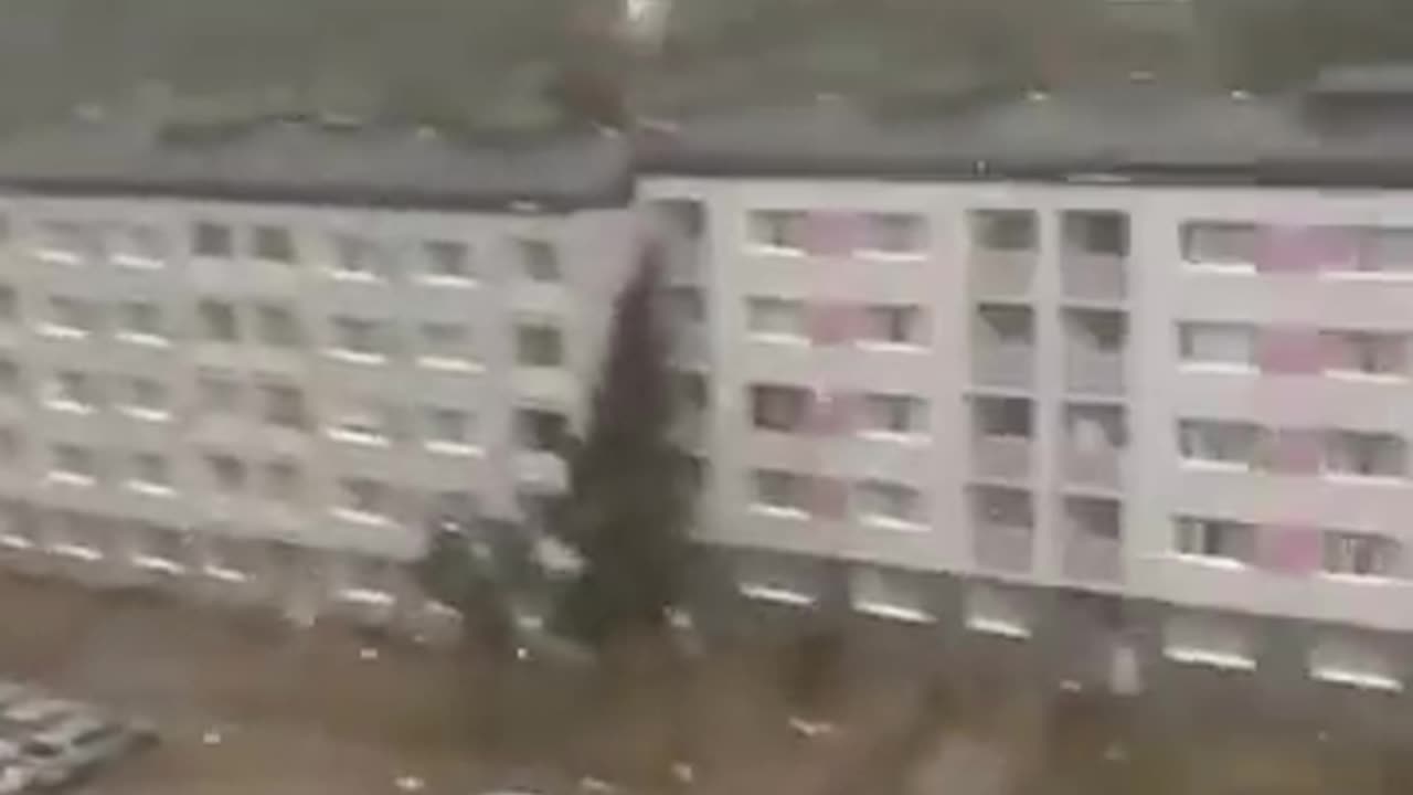 Nawałnica w Koszycach w Słowacji zerwała dach bloku