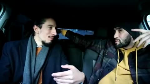 Younes oualli in de auto met ismail ilgun