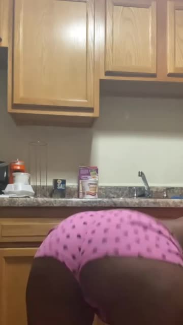 Pawg Showing Ass in the kitchen.