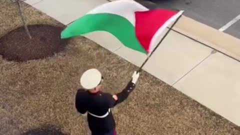 An American veteran waving the Palestinian flag… 🇵🇸